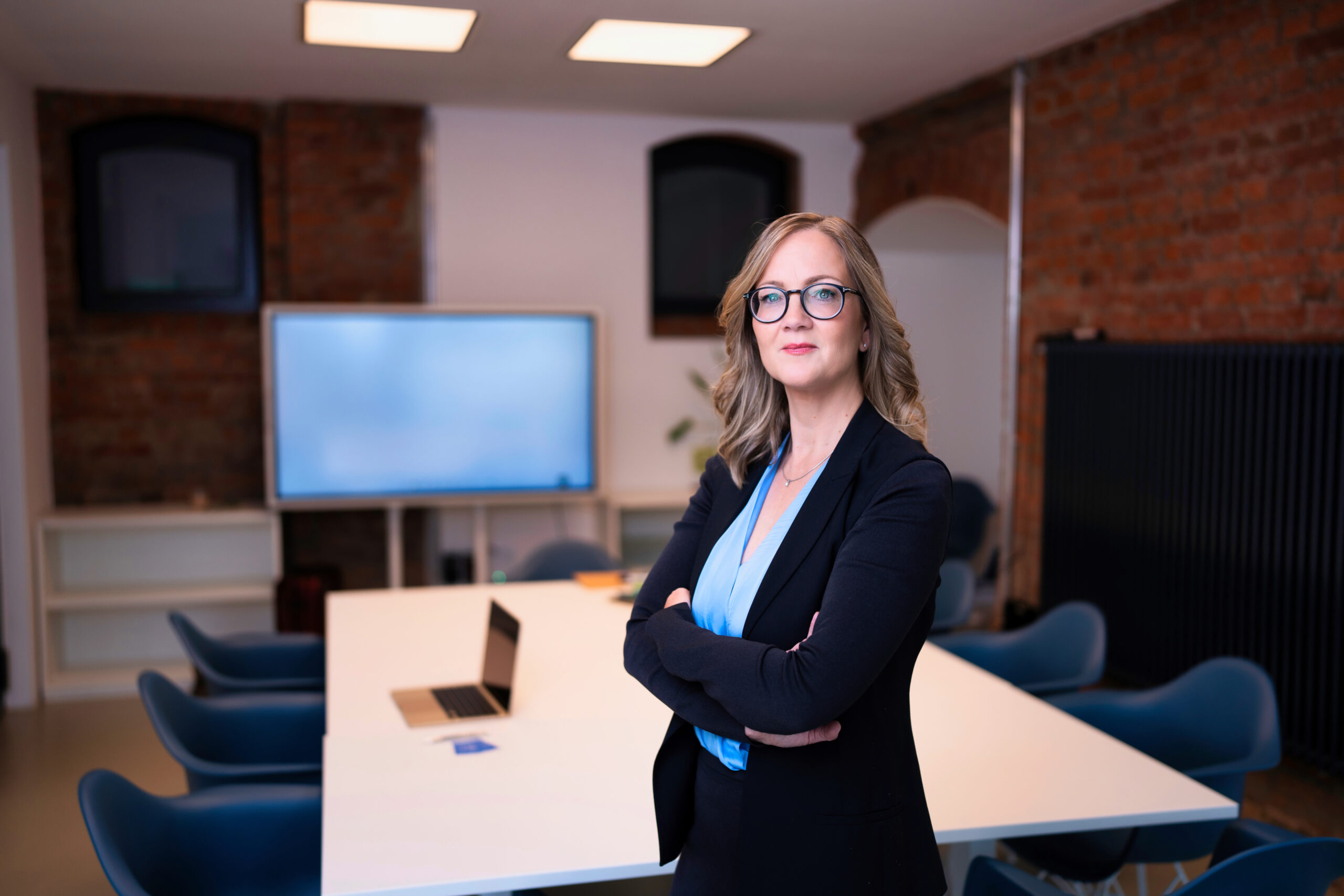 Ines Riedel steht im Meetingraum – Symbolbild für Klarheit und Haltung in der Führung